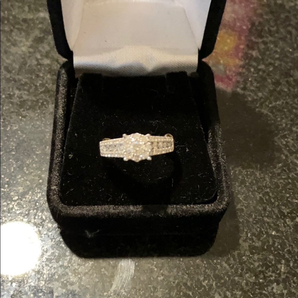 Diamond ring set in 14kt white gold.